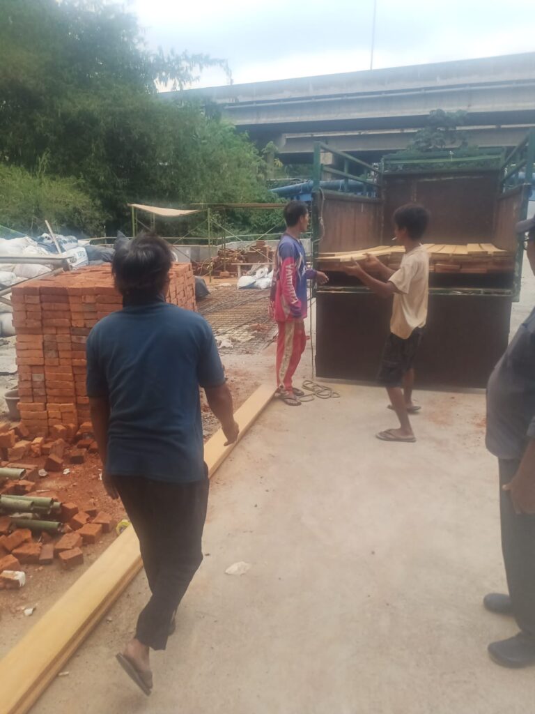 Loading Kayu ke Truk