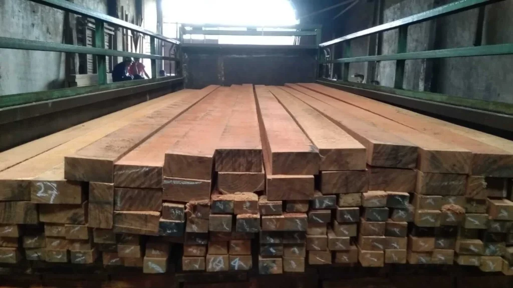 Papan dan balok kayu merbau oven warna merah kecokelatan di gudang PD Sumber Jaya Jakarta