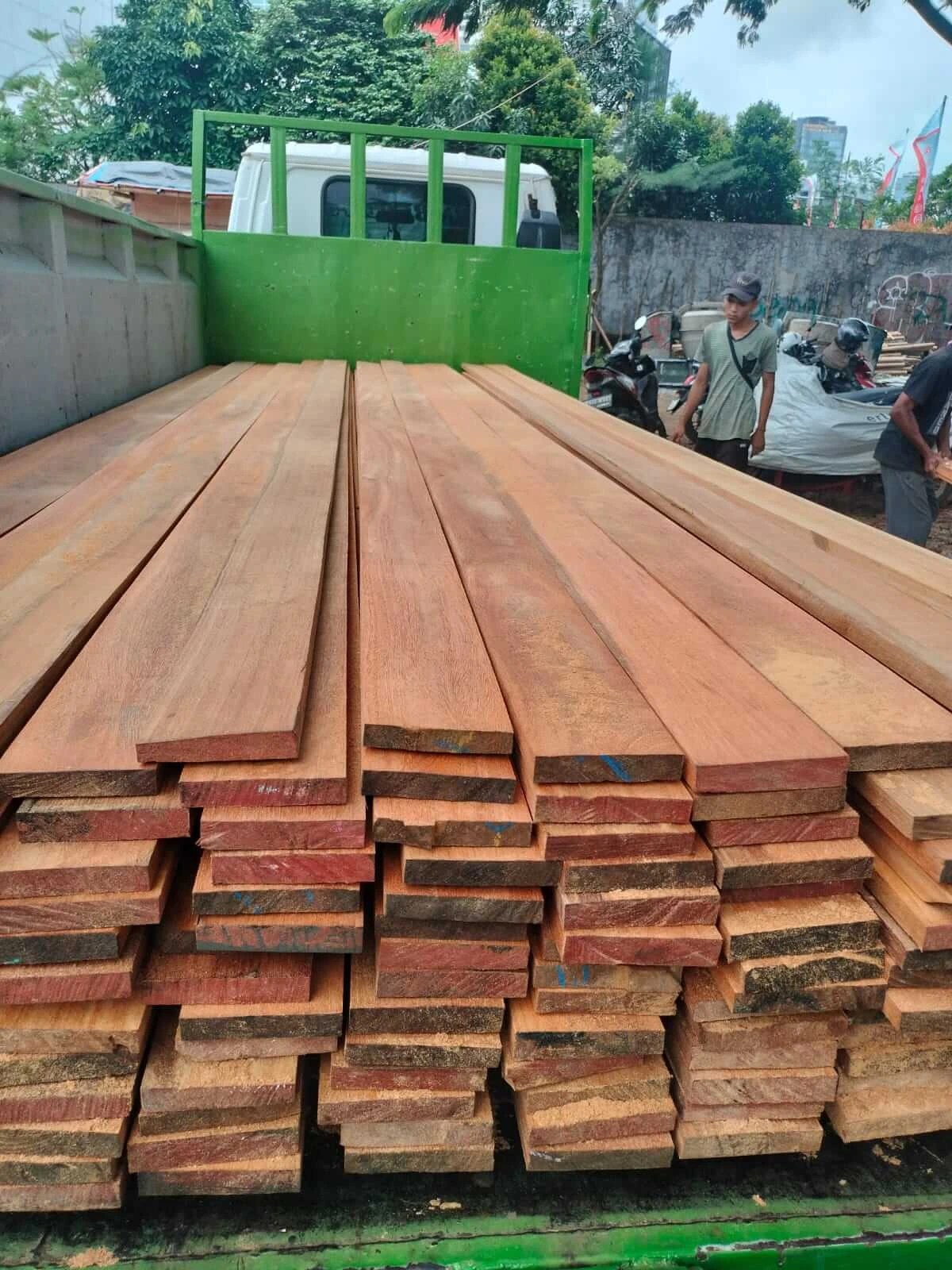 Material Kayu Ulin Kalimantan Asli Kualitas Super – PD Sumber Jaya gudang PD Sumber Jaya Cilincing