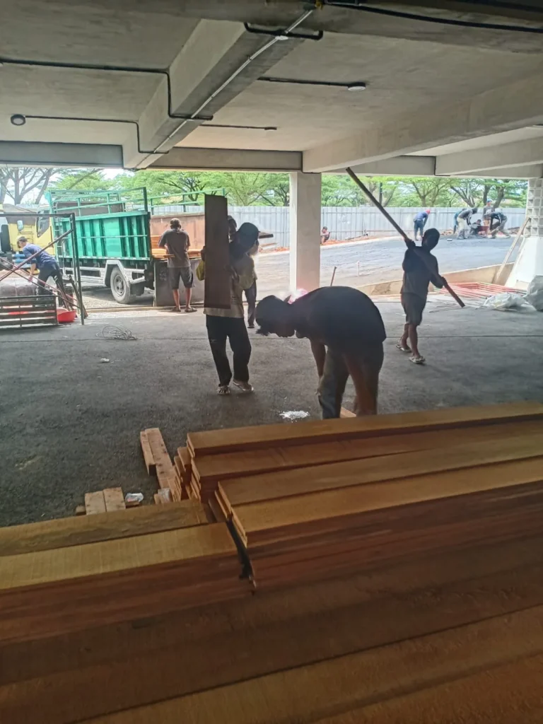 Proyek Konstruksi Elemen Kayu untuk Outlet Kopi Nako